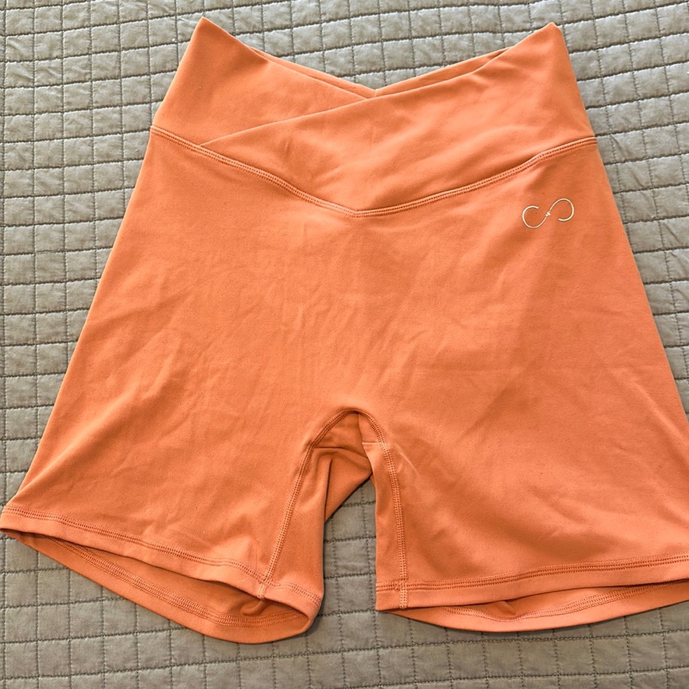 Curves and Combatboots 6” Booty Scrunch Shorts Size M